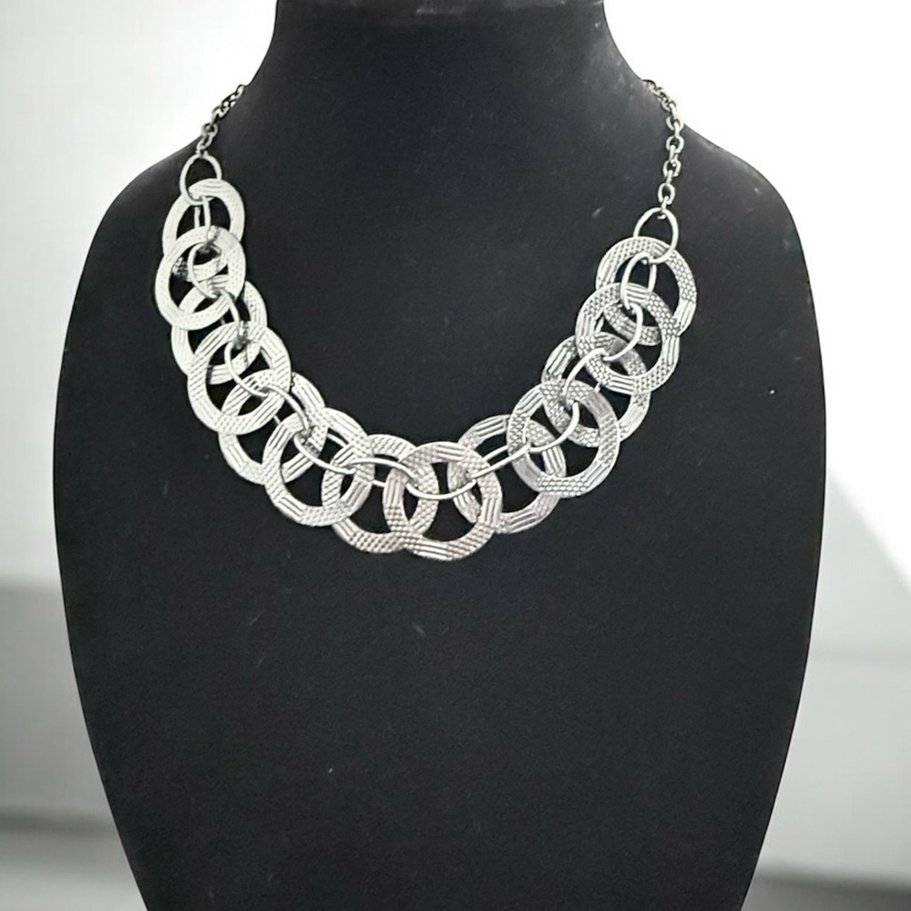 EUC! CHIC PAPARAZZI “THE MAIN CONTENDER SILVER NECKLACE